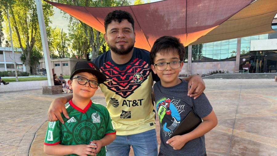 Tadeo Contreras comparte con sus hijos Rafael y Santiago la búsqueda de estampas del álbum del Mundial 2026, una actividad que se ha convertido en parte de su convivencia familiar en Saltillo.