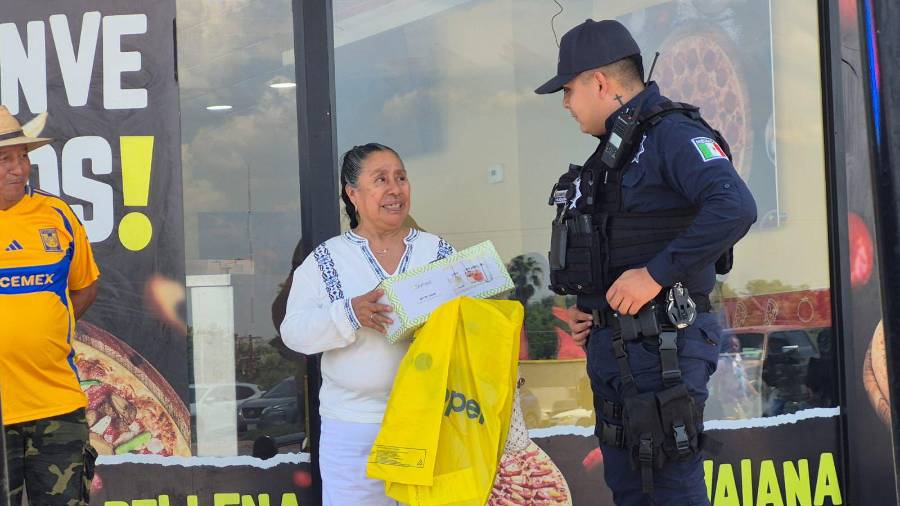 Elementos de la Policía Civil del Estado recorrieron distintos sectores de Piedras Negras para entregar electrodomésticos y felicitaciones a madres de familia con motivo del 10 de mayo.