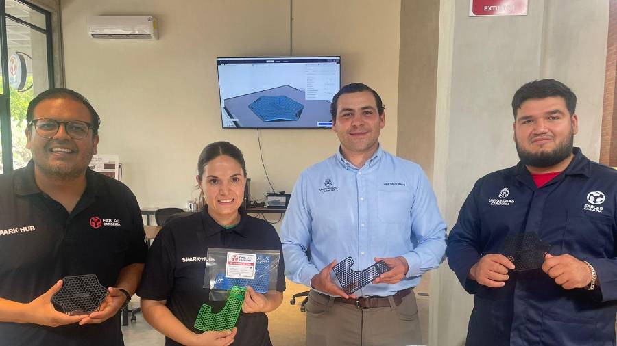 FabLab de la Universidad Carolina crea férulas 3D para apoyar a Venezuela
