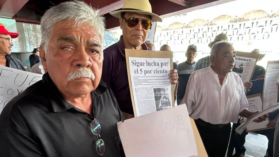 Juan Armendáriz asegura que sufrió un daño irreversible en un ojo tras someterse a una cirugía de cataratas en la Clínica 7 del IMSS.