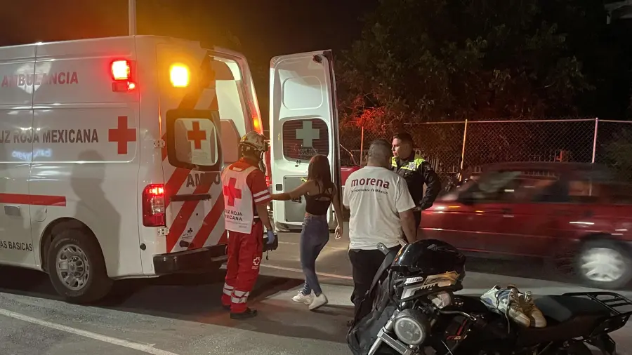 Paramédicos trasladaron a los menores para su atención médica.