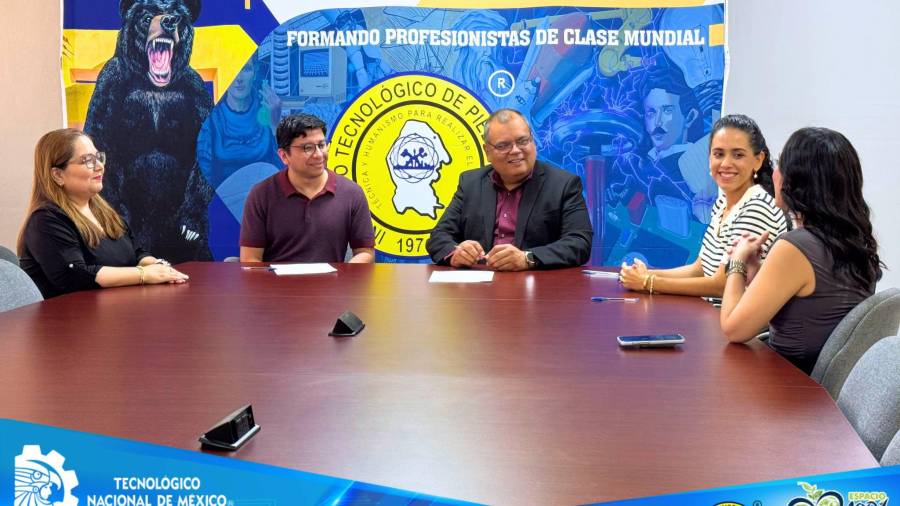 Autoridades del ITPN y representantes de Librería Historias de Bolsillo formalizaron el convenio de colaboración en Piedras Negras, Coahuila.