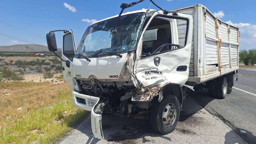 De acuerdo con el reporte preliminar, el tractocamión presuntamente intentó rebasar otra unidad de carga, maniobra que derivó en el impacto contra un camión de 3.5 toneladas.