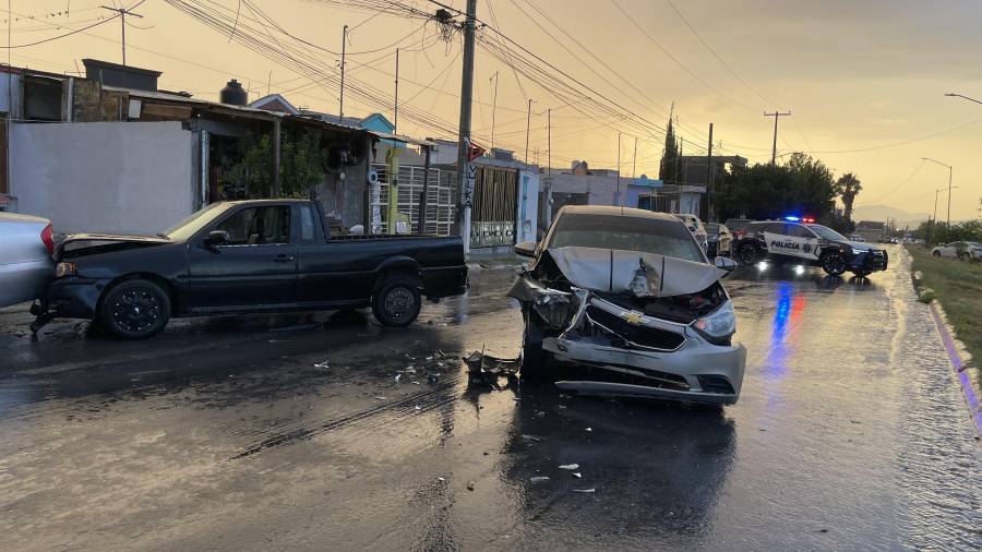 Autoridades acudieron al lugar para atender a las personas involucradas.