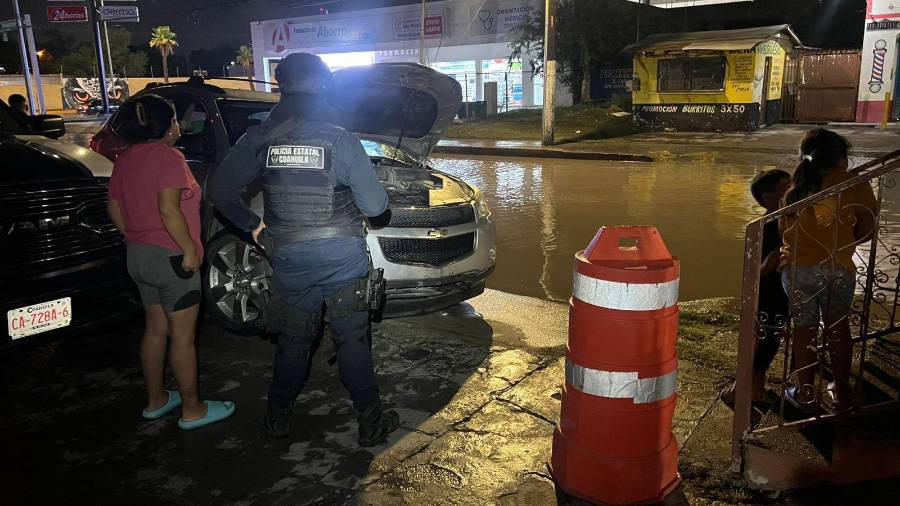 Durante varias horas, elementos de seguridad mantuvieron presencia en puntos afectados por las precipitaciones para prevenir accidentes y orientar a la ciudadanía sobre rutas seguras de circulación.