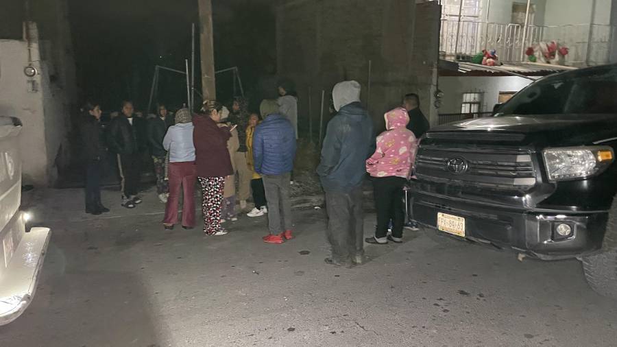 Vecinos se congregaron en torno al domicilio.