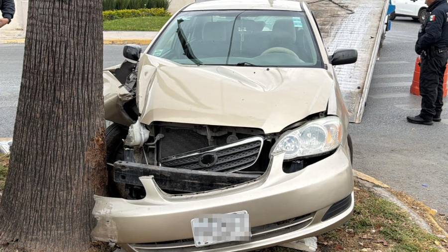 El Toyota Corolla quedó con daños en la parte frontal luego del impacto ocurrido al mediodía.