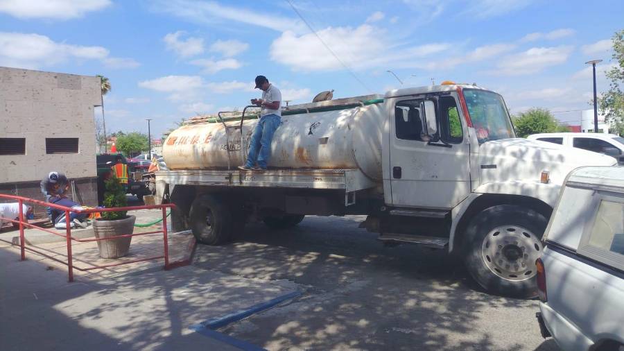 El Sistema Municipal de Aguas y Saneamiento (Simas) suspendió este lunes el servicio de agua a la Presidencia Municipal de Piedras Negras debido a un adeudo superior a 2.5 millones de pesos.