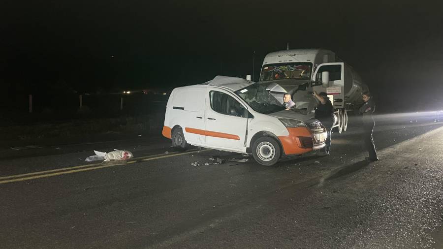 Autoridades acudieron al sitio del accidente para acordonar el área.