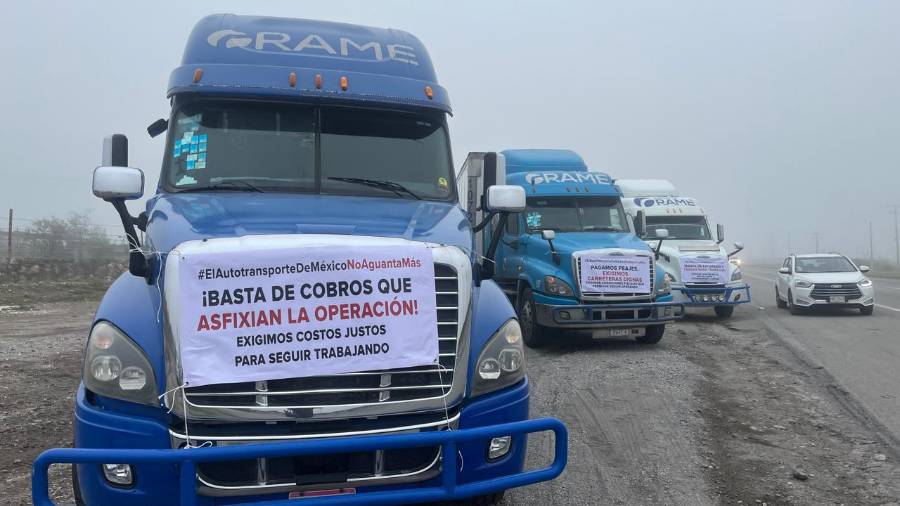 Transportistas de carga mantienen el paro y advierten que no retirarán sus unidades hasta obtener respuestas a sus demandas.