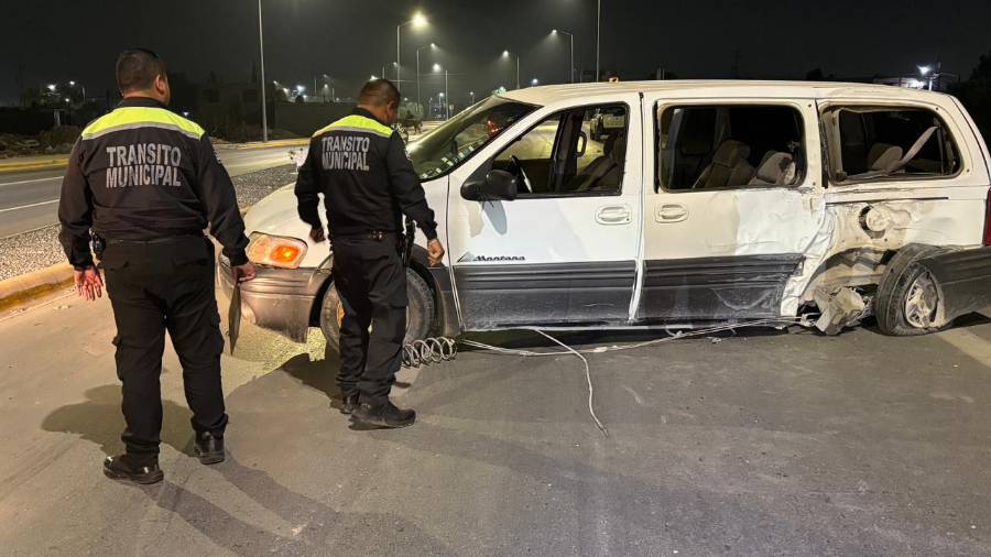 La camioneta Pontiac Montana terminó con severos daños tras brincar el camellón central e impactarse contra una luminaria sobre la prolongación Nazario Ortiz Garza, luego de que la conductora perdiera el control.