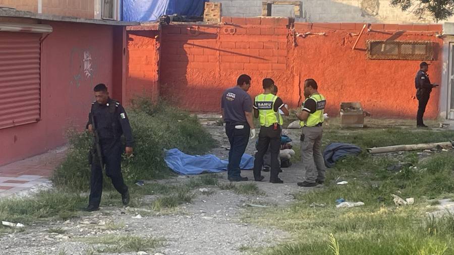 Elementos de la SEMEFO realizaron el levantamiento del cuerpo.