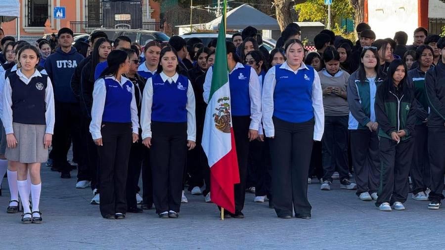 Durante la ceremonia por el 428 aniversario de Parras, la escolta de la UPN portó la bandera nacional invertida frente a la Presidencia Municipal.