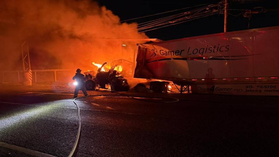 Elementos de Protección Civil atendieron el incendio de un tráiler en la Carretera a Laredo, donde la cabina del vehículo fue consumida por el fuego sin que se reportaran lesionados