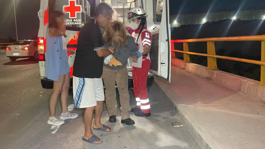 Una pareja resultó lesionada luego de que la motocicleta en la que viajaban impactara un montículo de tierra colocado por trabajos de obra sobre el bulevar Nazario S. Ortiz Garza, durante la noche de este jueves.