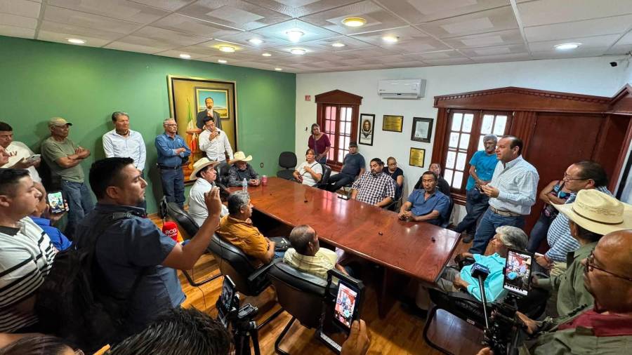 Representantes de comunidades rurales y autoridades municipales participaron en la reunión para revisar el reparto del agua en Parras, Coahuila.