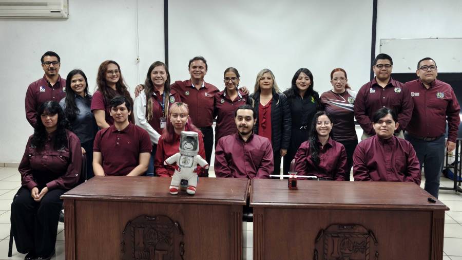 El equipo de estudiantes y docentes del Tecnológico Nacional de México, campus Saltillo, trabajan en la programación final de su picosatélite que acompañará a su mascota en el viaje.