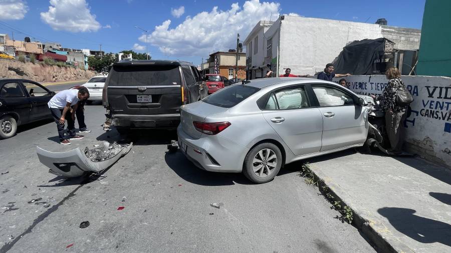 La fuerza de la colisión provocó un efecto en cadena que alcanzó a otros dos automóviles, dejando daños materiales en cuatro unidades y en una barda perimetral.