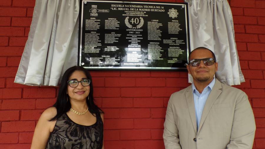 La develación de la placa conmemorativa fue uno de los momentos centrales de la ceremonia.