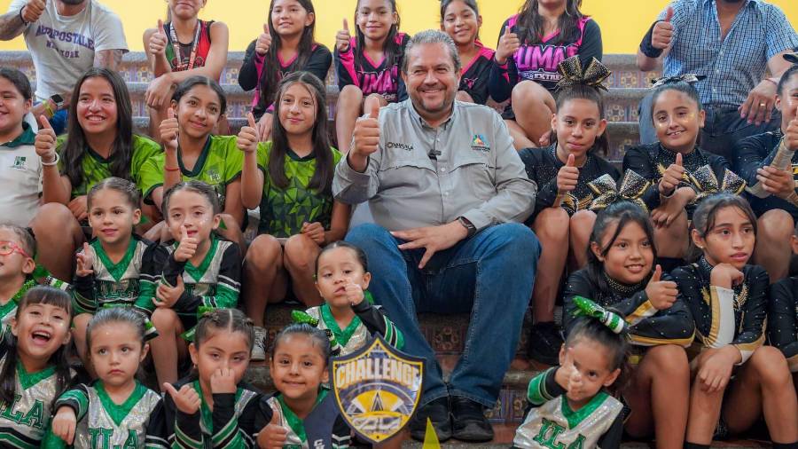 El Gobierno Municipal otorgó apoyos y material deportivo a escuelas y equipos para mejorar las condiciones de práctica segura del deporte.