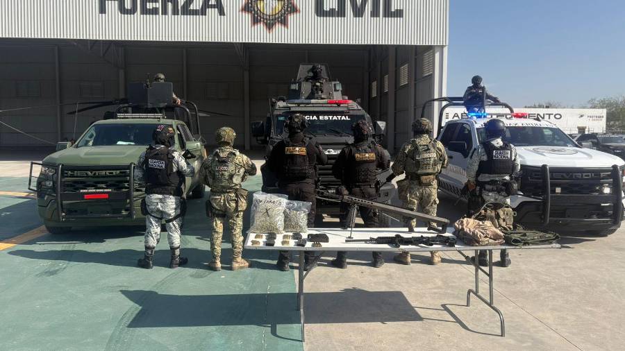 Una camioneta abandonada que en su interior tenía un arsenal y drogas fue localizada por elementos de la Defensa, Guardia Nacional y Fuerza Civil en Cadereyta, Nuevo León.