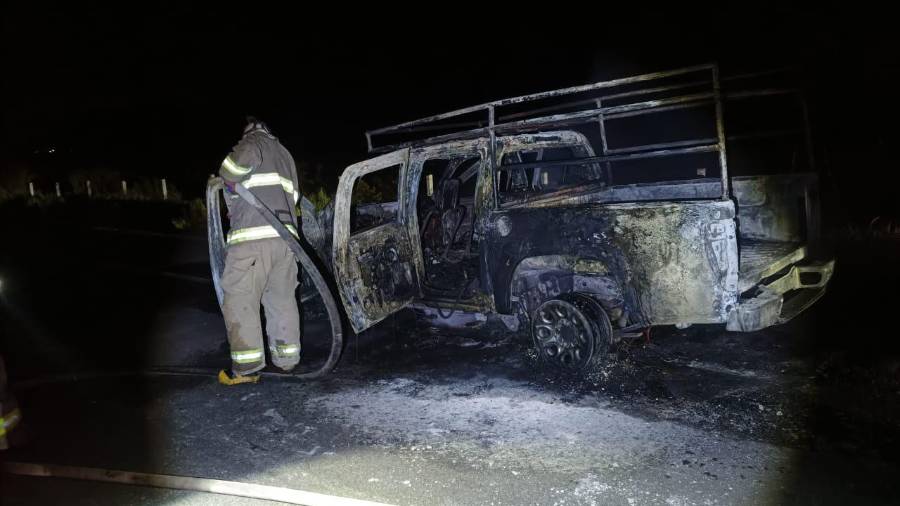 La Chevrolet Colorado quedó prácticamente calcinada tras incendiarse sobre la carretera federal 30.