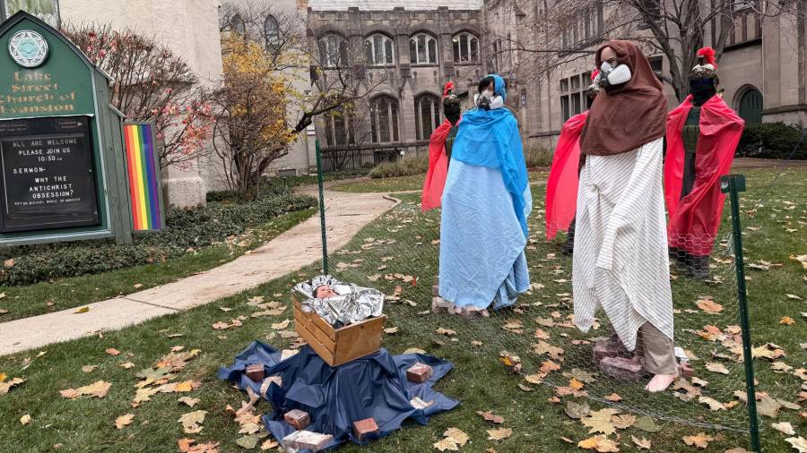 Un pesebre con el Niño Jesús con las manos atadas y cubierto por una manta de aluminio como la usadas en el centro de detención de inmigración, María y José con máscaras para protegerse de gases lacrimógenos.