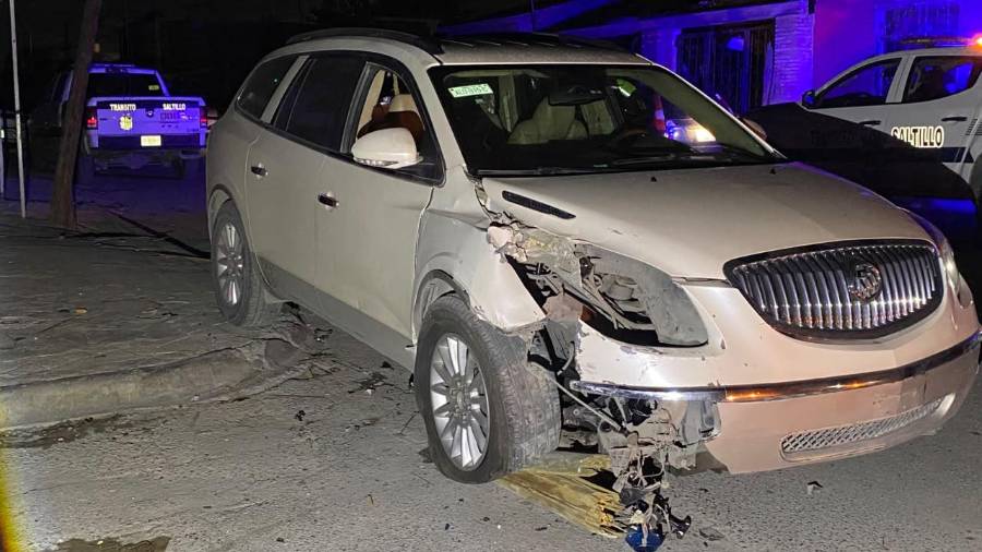 Una mujer fue detenida por elementos de Tránsito Municipal luego de protagonizar un aparatoso accidente en la colonia El Cerrito, donde derribó un poste de madera tras perder el control de su camioneta.