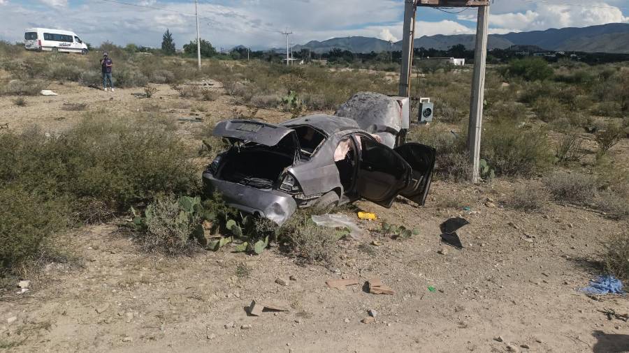 El Ford Focus dio varias volteretas antes de terminar fuera de la carretera Parras-General Cepeda.
