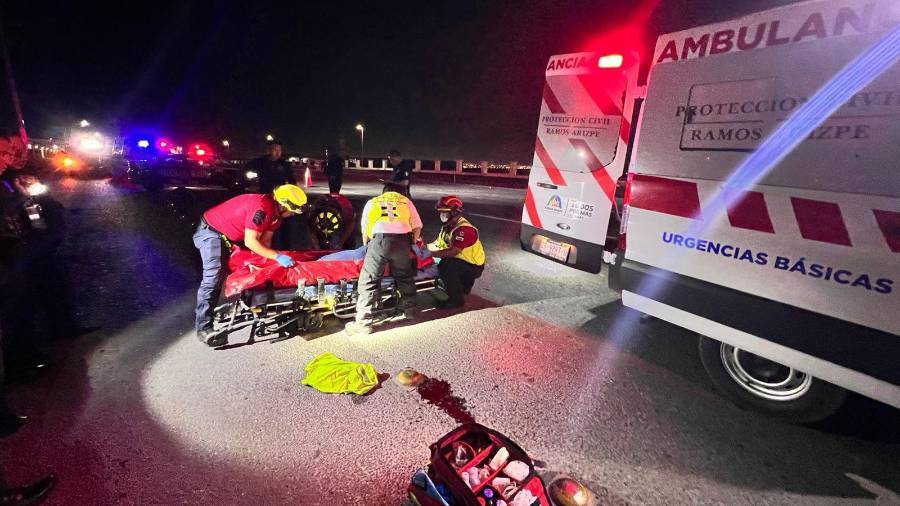 La mujer fue atendida por paramédicos tras ser localizada gravemente herida sobre el libramiento Óscar Flores Tapia.