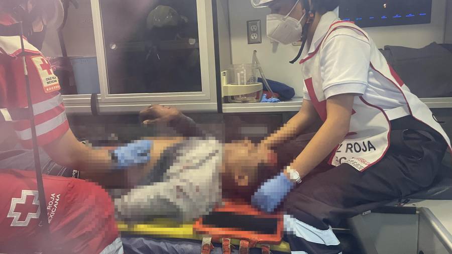 Paramédicos de la Cruz Roja acudieron al área conocida como El Sabinal para brindar atención al menor, quien presentaba dolor en el pecho, molestias en las piernas y otros síntomas tras el impacto del rayo.