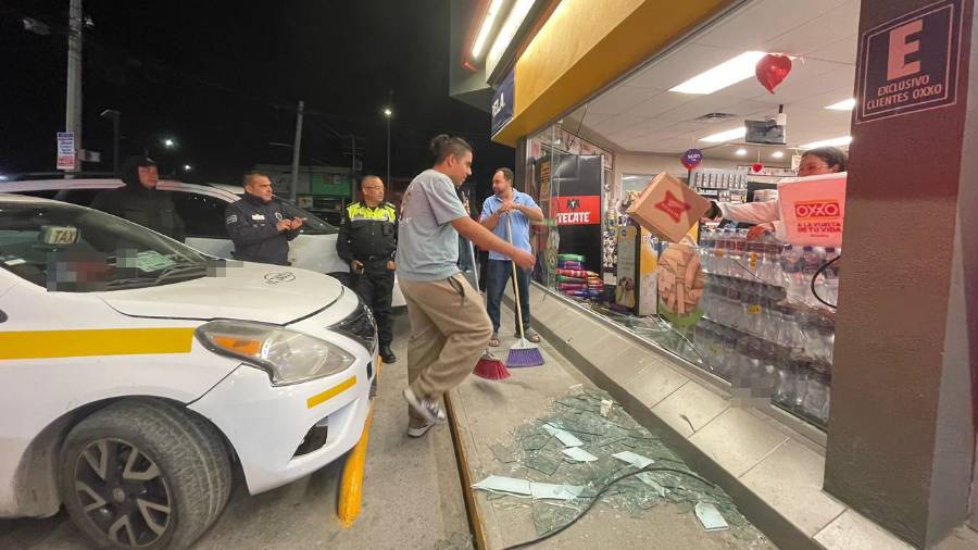 Al intentar retroceder para salir del local, la joven terminó impactando a un taxi que se encontraba debidamente estacionado.