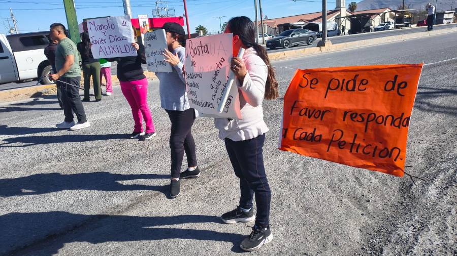 Saltillo: padres bloquean vialidad en protesta por condiciones de la Primaria Cristóbal Colón