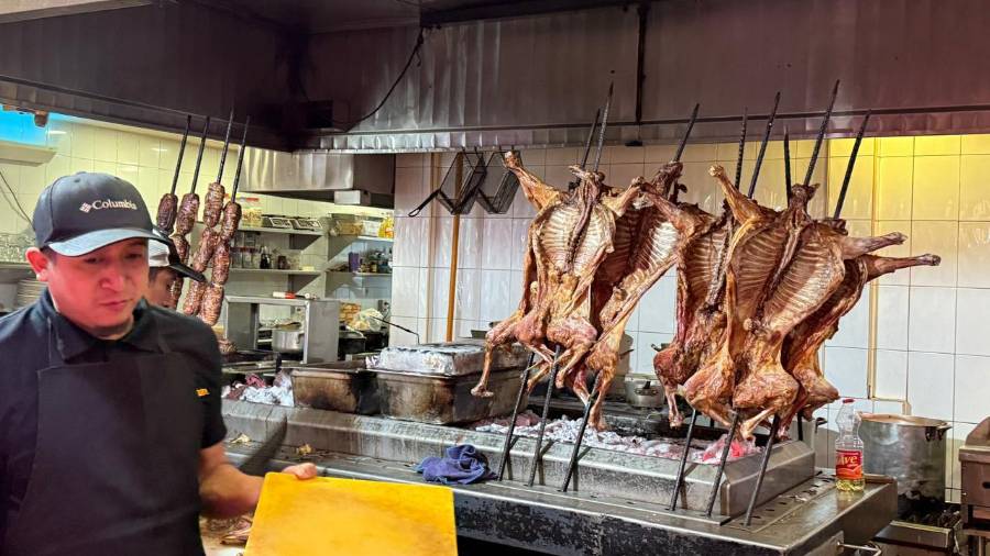 A pesar de que el cabrito es el platillo representativo de la gastronomía de Nuevo León, la entidad enfrenta un déficit de hasta un 90% en su producción aseguró Jorge Grimaldo Liñan, productor del sector.