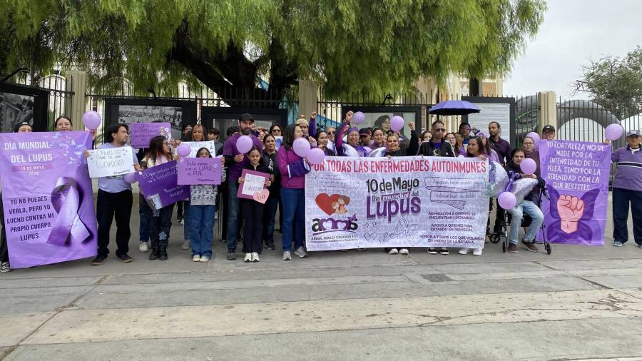 Pacientes y familias recorrieron la Ruta Recreativa con pancartas y listones morados para exigir atención a enfermedades autoinmunes.