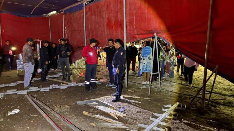 Personal de Protección Civil y Bomberos atendió la emergencia tras el colapso de una sección de las gradas durante la función del Circo Estrella.