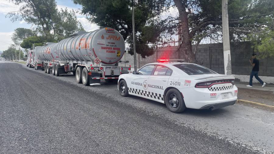 Autoridades aseguraron el vehículo de doble cisterna.