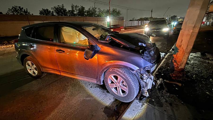 La camioneta terminó contra un poste tras perder el control en el bulevar.