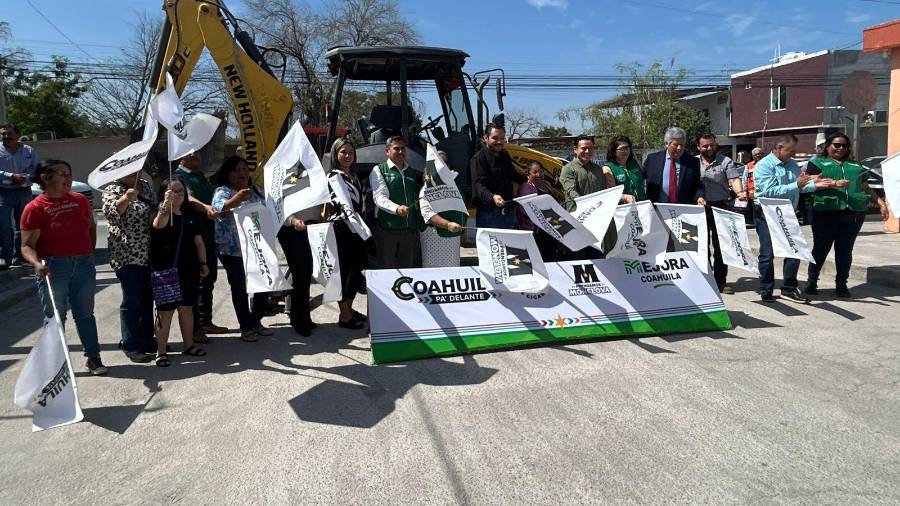 El arranque fue encabezado por el alcalde de Monclova, Carlos Villarreal Pérez (c).