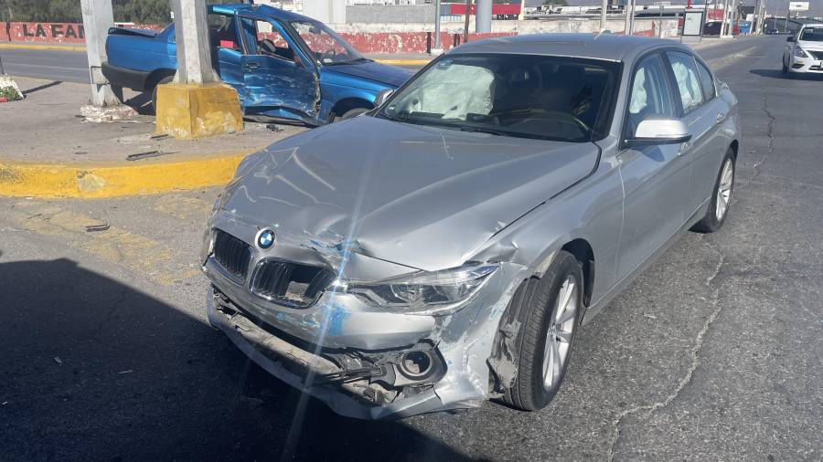 El presunto responsable intentó una vuelta prohibida, impactando de forma lateral al automóvil de lujo.