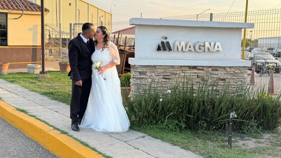 Luis y Tatiana eligieron la planta de Magna en Sabinas, donde se conocieron hace 14 años, como escenario para inmortalizar sus fotografías de boda.