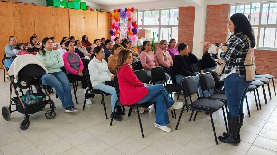 Personal del IMM imparte pláticas y orientación durante una jornada de “La Brigada Educativa” en colonias de Torreón.