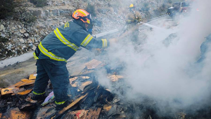 Dos tráileres chocaron de frente y se incendiaron en la carretera libre Monterrey–Nuevo Laredo, a la altura de la cuesta de Mamulique, dejando a una persona con quemaduras graves y el cierre total de la vía.