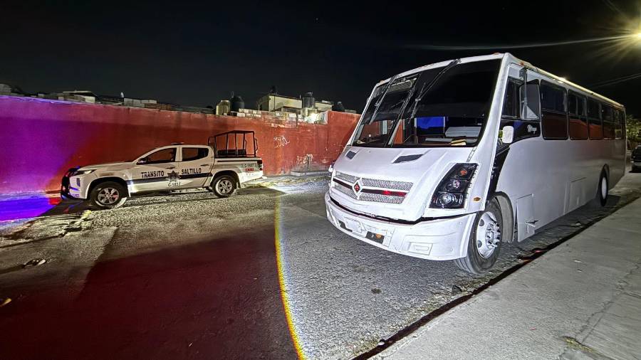 Elementos de Tránsito Municipal aseguraron la unidad de transporte de personal que presentaba daños frontales, presuntamente relacionados con el atropellamiento.