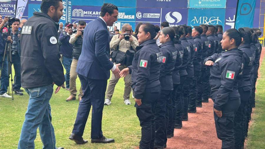 El Fiscal General, Federico Fernández Montañez, pasa revista a los cuerpos policiacos durante el acto realizado en el Estadio Kickapoo Lucky Eagle.