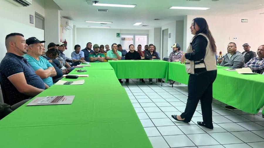 Operadores del transporte público de Torreón asisten a las sesiones de sensibilización sobre prevención de la violencia en las instalaciones del IMM.