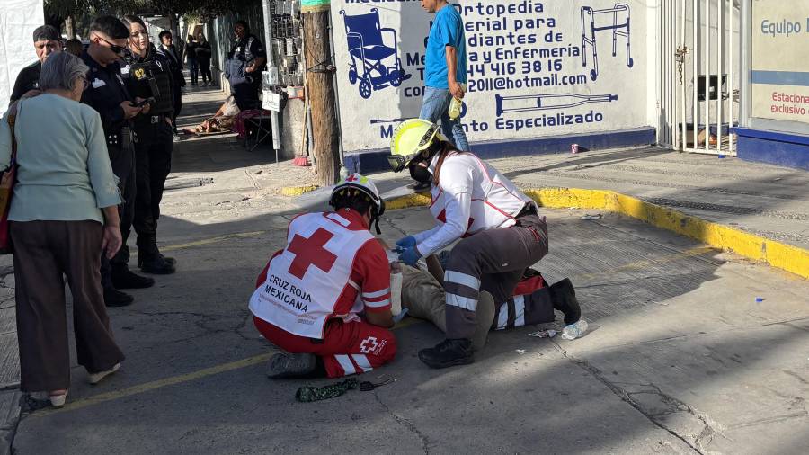 Paramédicos de la Cruz Roja auxiliaron al hombre tras la caída registrada sobre Venustiano Carranza.