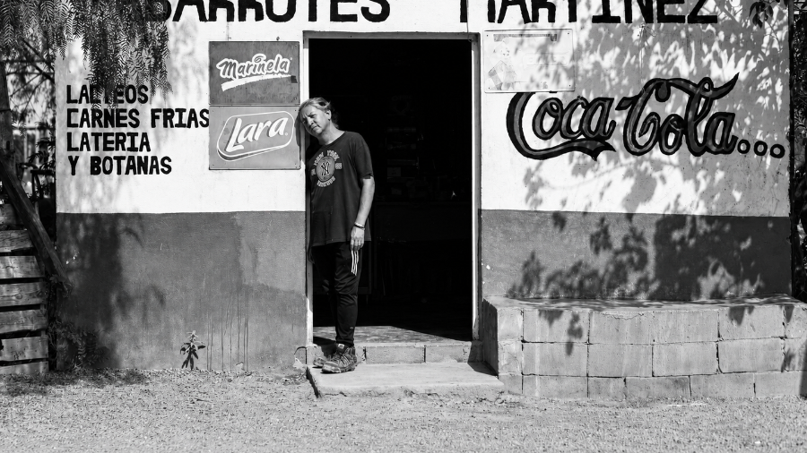 La vida de Tivo no cabe en una sola palabra: tienda, campo, familia, marchas, ganado y memoria. Nació el 6 de septiembre de 1980 y en el rancho casi nadie le dice Primitivo: le dicen Tivo.