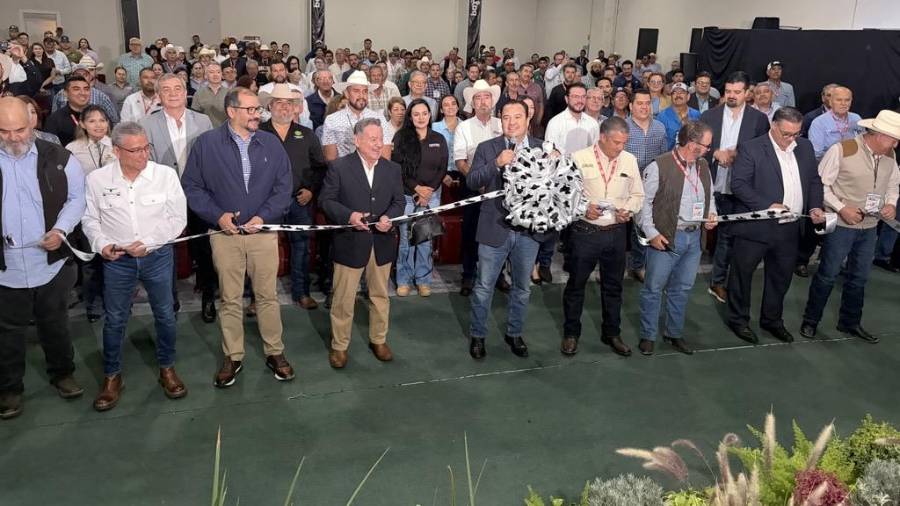 Con la participación de expertos y el apoyo de Bankaool, inició en Delicias el foro más importante del sector lechero del país. FOTO: CORTESÍA