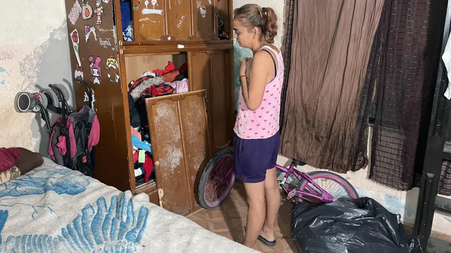 La propietaria de la casa denuncia malos manejos durante cateo.